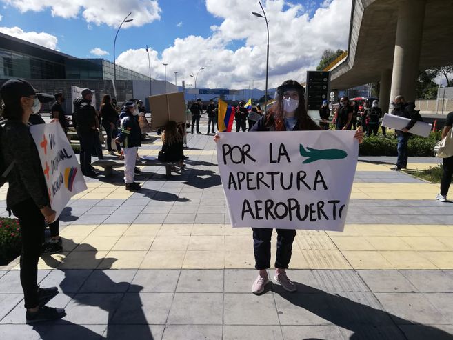 Trabajadores piden apertura de vuelos internacionales, plantón en El Dorado